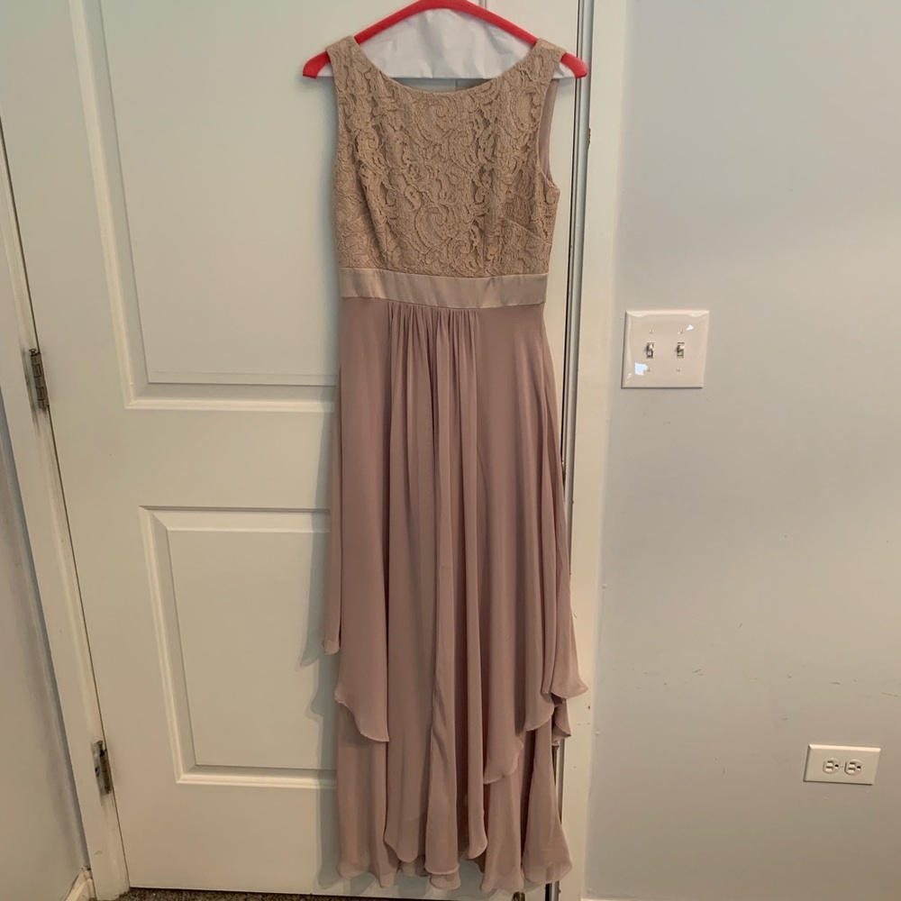 Beautiful dress! Very flattering.